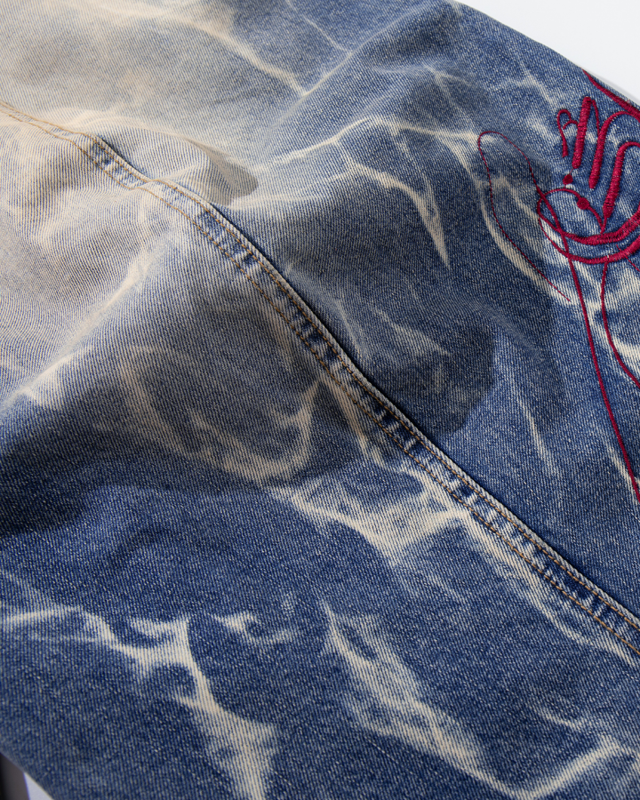American-Style Design With A Fission Print Denim Capri Pants