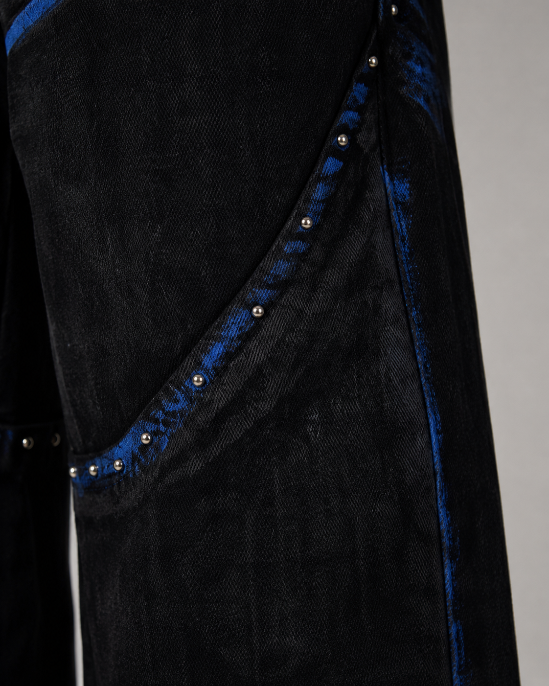 Dark American-Style Cut Studded Cropped Jeans