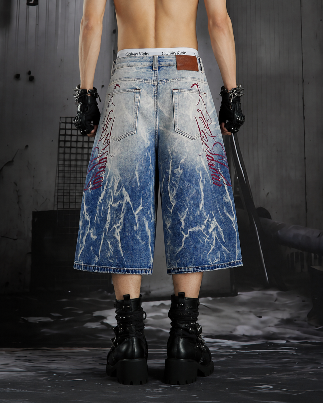 American-Style Design With A Fission Print Denim Capri Pants